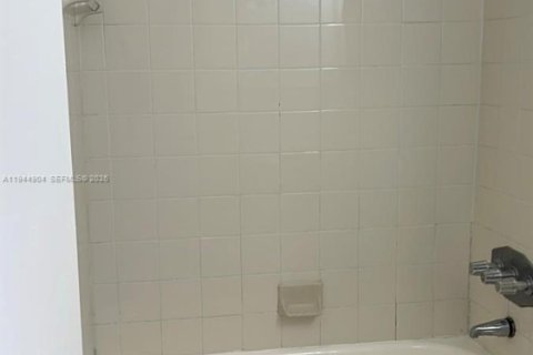 House in Hialeah, Florida 1 bedroom, 44.59 sq.m. № 2001426 - photo 3