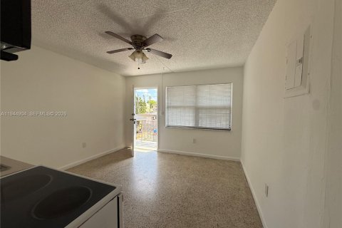 House in Hialeah, Florida 1 bedroom, 44.59 sq.m. № 2001426 - photo 6