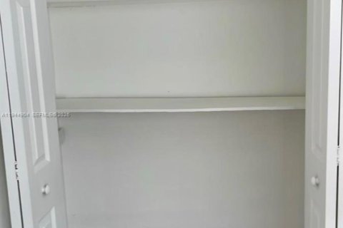 House in Hialeah, Florida 1 bedroom, 44.59 sq.m. № 2001426 - photo 5