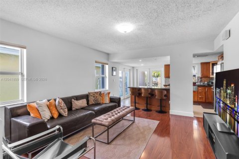 Casa en venta en Miami, Florida, 3 dormitorios, 152.27 m2 № 2241029 - foto 12