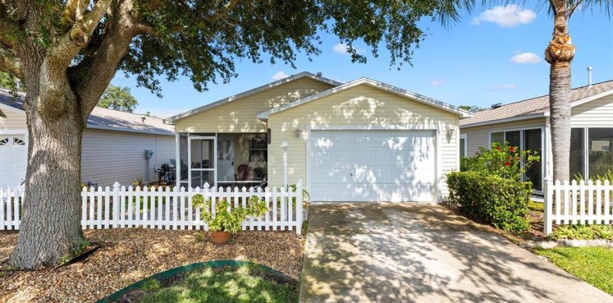 House in The Villages, Florida 2 bedrooms, 108.05 sq.m. № 1800364