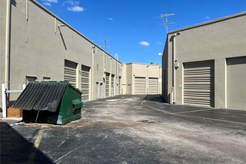 Commercial property in Miami, Florida № 1730442 - photo 3