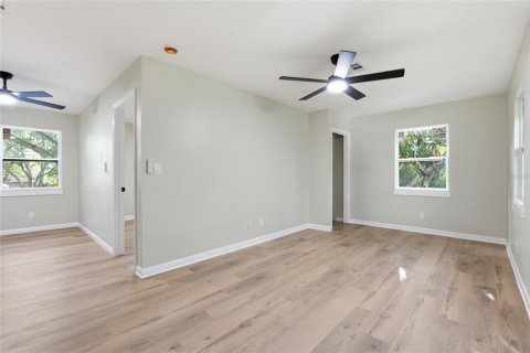 House in Clearwater, Florida 4 bedrooms, 228.08 sq.m. № 2221344 - photo 24