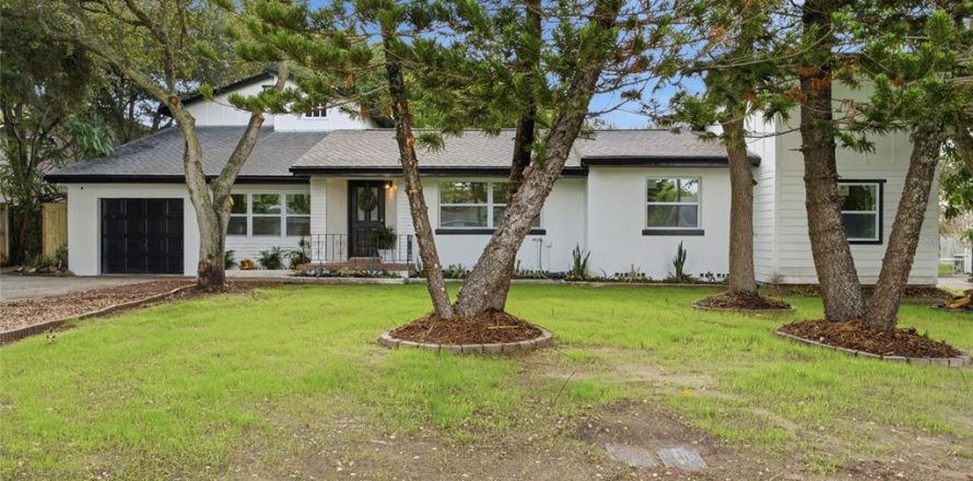 House in Clearwater, Florida 4 bedrooms, 228.08 sq.m. № 2221344