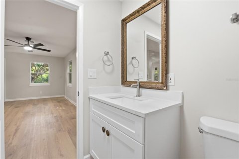 House in Clearwater, Florida 4 bedrooms, 228.08 sq.m. № 2221344 - photo 25