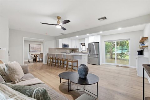 House in Clearwater, Florida 4 bedrooms, 228.08 sq.m. № 2221344 - photo 6