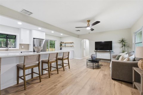 House in Clearwater, Florida 4 bedrooms, 228.08 sq.m. № 2221344 - photo 5