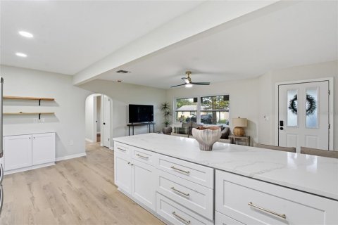 House in Clearwater, Florida 4 bedrooms, 228.08 sq.m. № 2221344 - photo 8