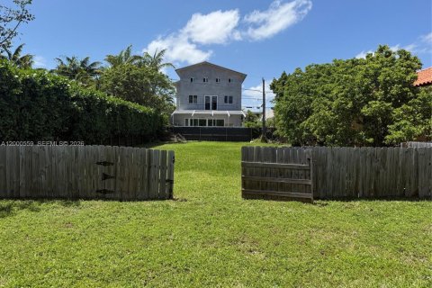 Terrain à Surfside, Floride № 2064755
