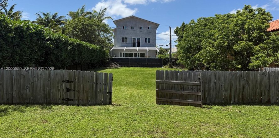 Terrain à Surfside, Floride № 2064755