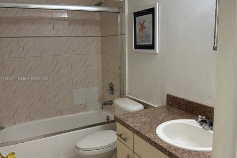 Condo in Hialeah, Florida, 2 bedrooms  № 1848772 - photo 10