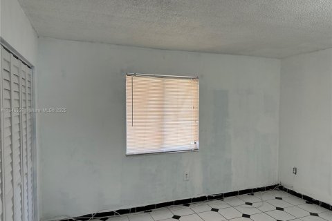 Condo in Hialeah, Florida, 2 bedrooms  № 1848772 - photo 9