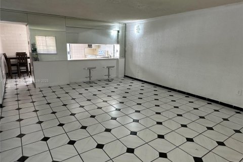 Condo in Hialeah, Florida, 2 bedrooms  № 1848772 - photo 1
