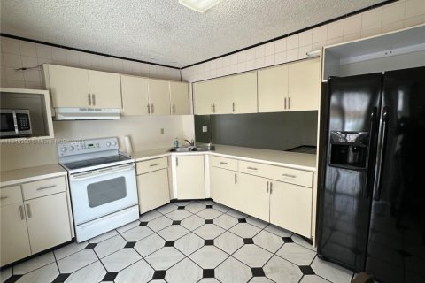 Condo in Hialeah, Florida, 2 bedrooms  № 1848772 - photo 3