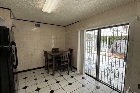 Condo in Hialeah, Florida, 2 bedrooms  № 1848772 - photo 4