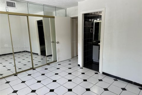 Condo in Hialeah, Florida, 2 bedrooms  № 1848772 - photo 7