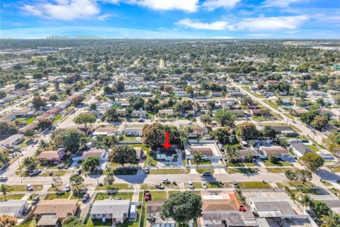 House in Miami Gardens, Florida 3 bedrooms, 100.33 sq.m. № 1996142 - photo 14