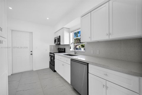 House in Miami Gardens, Florida 3 bedrooms, 100.33 sq.m. № 1996142 - photo 5