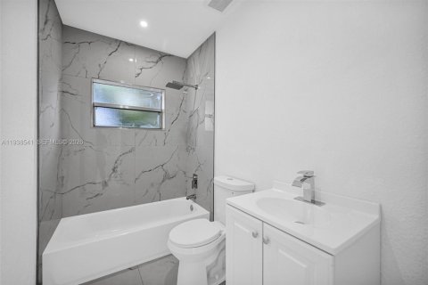 House in Miami Gardens, Florida 3 bedrooms, 100.33 sq.m. № 1996142 - photo 3