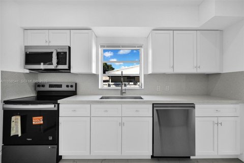 House in Miami Gardens, Florida 3 bedrooms, 100.33 sq.m. № 1996142 - photo 7