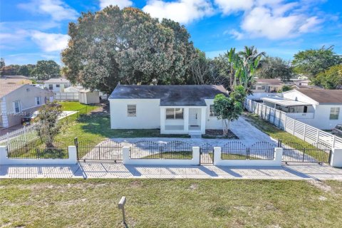 House in Miami Gardens, Florida 3 bedrooms, 100.33 sq.m. № 1996142