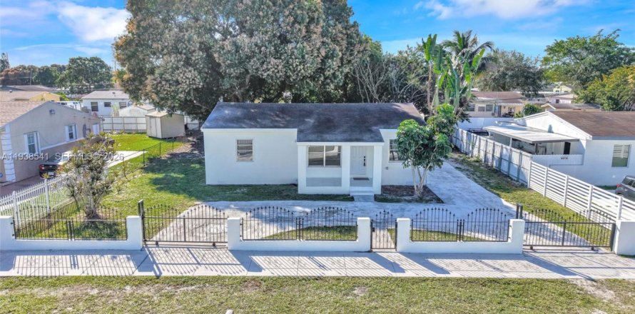 House in Miami Gardens, Florida 3 bedrooms, 100.33 sq.m. № 1996142