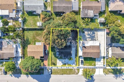 House in Miami Gardens, Florida 3 bedrooms, 100.33 sq.m. № 1996142 - photo 12