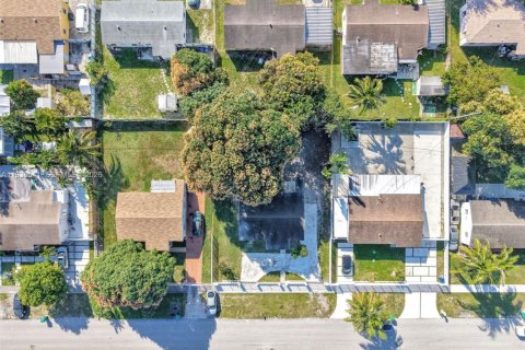 House in Miami Gardens, Florida 3 bedrooms, 100.33 sq.m. № 1996142 - photo 13