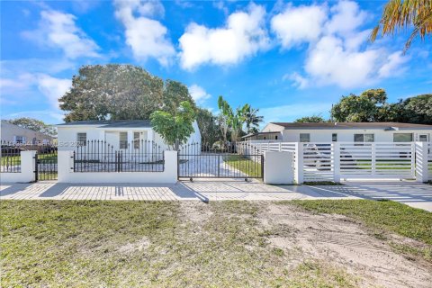 House in Miami Gardens, Florida 3 bedrooms, 100.33 sq.m. № 1996142 - photo 17