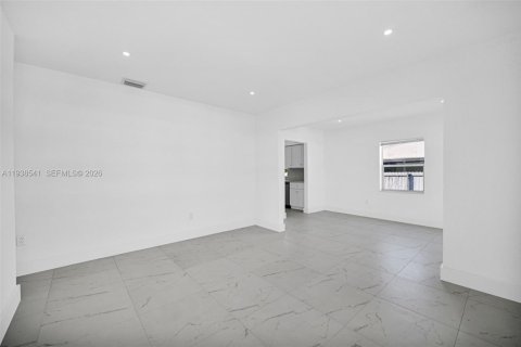 House in Miami Gardens, Florida 3 bedrooms, 100.33 sq.m. № 1996142 - photo 11