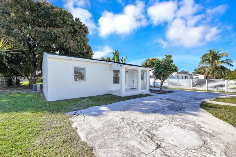 House in Miami Gardens, Florida 3 bedrooms, 100.33 sq.m. № 1996142 - photo 20