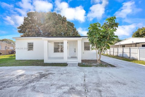 House in Miami Gardens, Florida 3 bedrooms, 100.33 sq.m. № 1996142 - photo 19