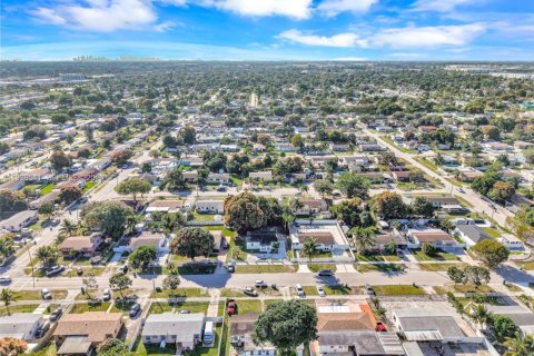 House in Miami Gardens, Florida 3 bedrooms, 100.33 sq.m. № 1996142 - photo 15