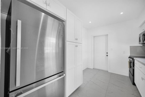 House in Miami Gardens, Florida 3 bedrooms, 100.33 sq.m. № 1996142 - photo 6