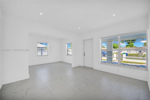 House in Miami Gardens, Florida 3 bedrooms, 100.33 sq.m. № 1996142 - photo 10