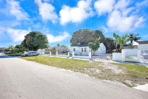 House in Miami Gardens, Florida 3 bedrooms, 100.33 sq.m. № 1996142 - photo 16