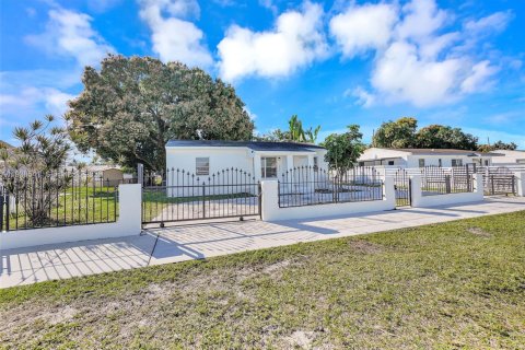 House in Miami Gardens, Florida 3 bedrooms, 100.33 sq.m. № 1996142 - photo 2