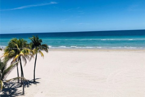 Copropriété à louer à Hollywood, Floride: 1 chambre, 64.1 m2 № 1971590 - photo 1