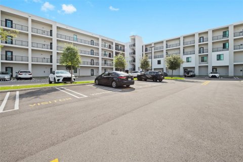 Condo in Doral, Florida, 3 bedrooms № 1959220 - photo 2