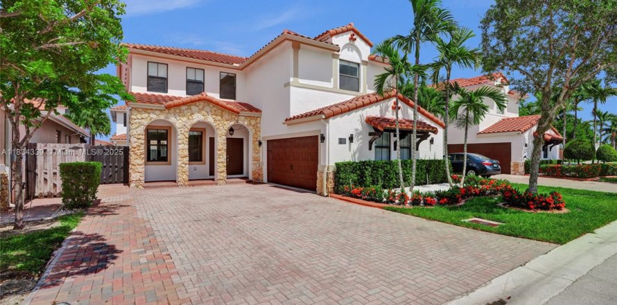 Casa en Miami, Florida 4 dormitorios, 279.64 m2 № 1823498