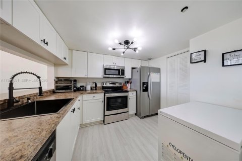 Condo in Miami, Florida, 1 bedroom  № 2059615 - photo 6