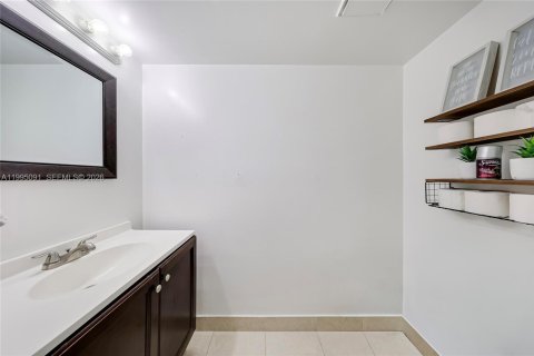 Condo in Miami, Florida, 1 bedroom  № 2059615 - photo 7