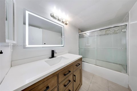 Condo in Miami, Florida, 1 bedroom  № 2059615 - photo 10