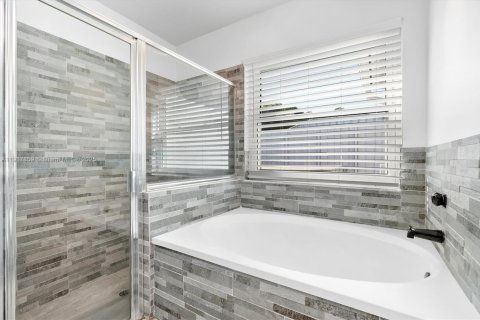 House in Pembroke Pines, Florida 3 bedrooms, 162.21 sq.m. № 1972554 - photo 17