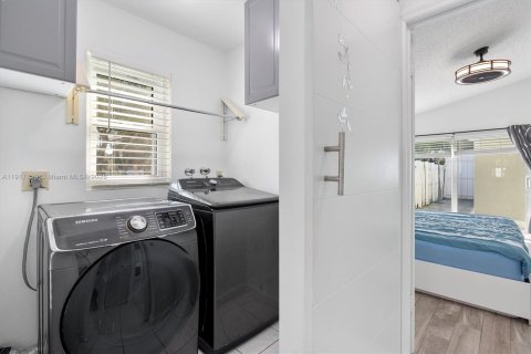 House in Pembroke Pines, Florida 3 bedrooms, 162.21 sq.m. № 1972554 - photo 21