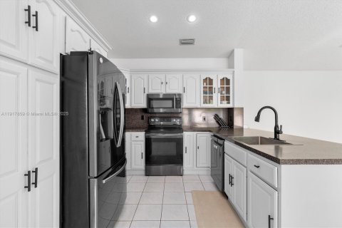 House in Pembroke Pines, Florida 3 bedrooms, 162.21 sq.m. № 1972554 - photo 8