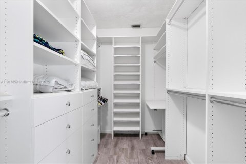 House in Pembroke Pines, Florida 3 bedrooms, 162.21 sq.m. № 1972554 - photo 15