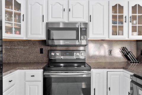 House in Pembroke Pines, Florida 3 bedrooms, 162.21 sq.m. № 1972554 - photo 9