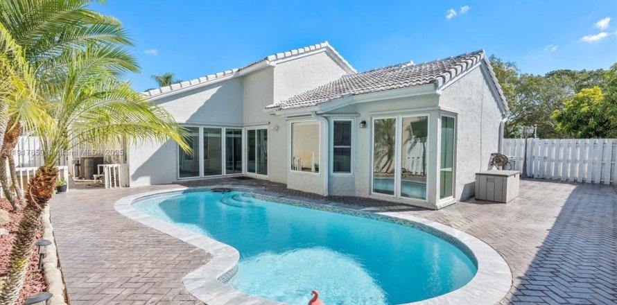 House in Pembroke Pines, Florida 3 bedrooms, 162.21 sq.m. № 1972554