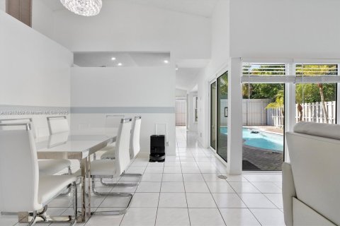 House in Pembroke Pines, Florida 3 bedrooms, 162.21 sq.m. № 1972554 - photo 6